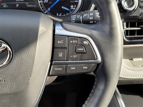 Used 2021 Toyota Highlander Limited image 26