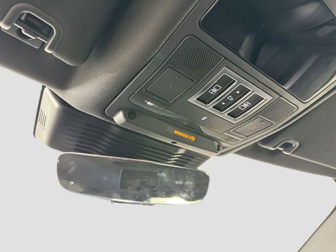 Certified 2025 Land Rover Discovery Dynamic SE image 23