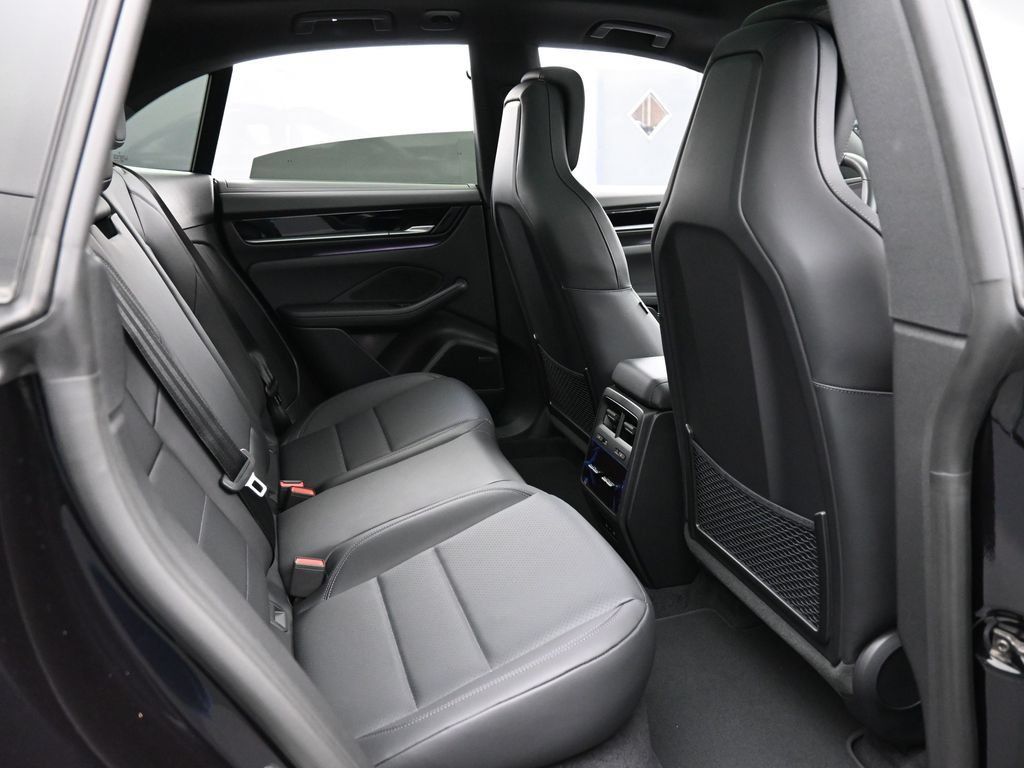 Certified 2025 Porsche Macan 4S Electric AWD/4WD image 28