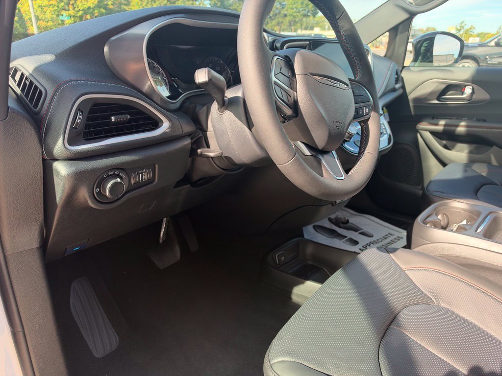 New 2027 Chrysler Pacifica Select AWD/4WD image 26