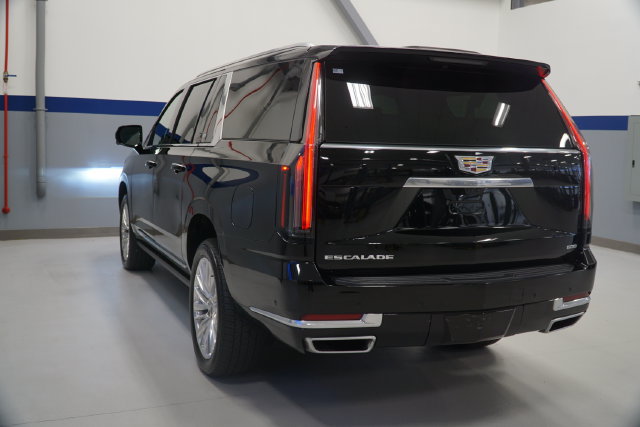 Used 2026 Cadillac Escalade ESV Luxury w/ LPO, Floor Liner Package AWD/4WD image 3