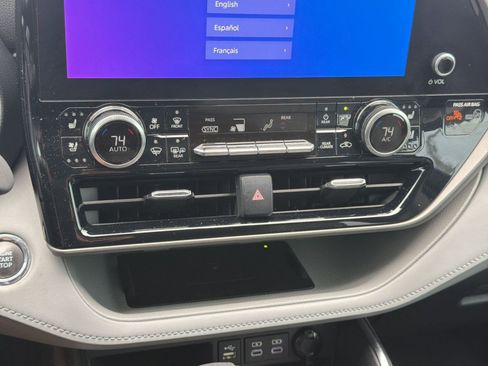 Used 2023 Toyota Highlander Limited FWD image 19
