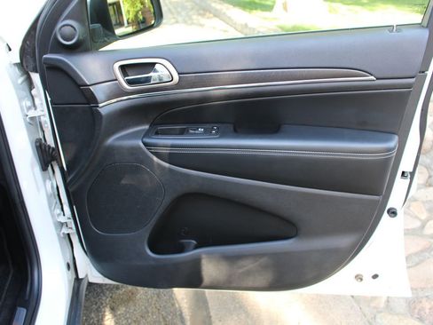 Used 2017 Jeep Grand Cherokee Limited image 18