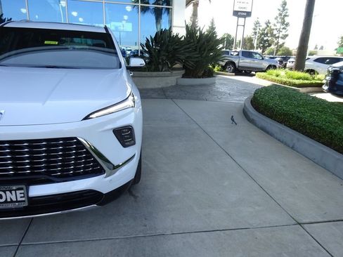 New 2026 Buick Enclave Avenir w/ Super Cruise Package FWD image 32