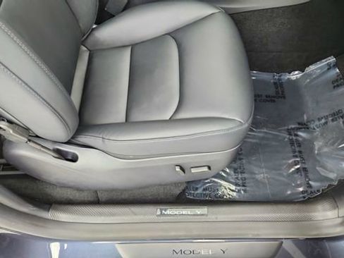 Used 2025 Tesla Model Y Performance image 22