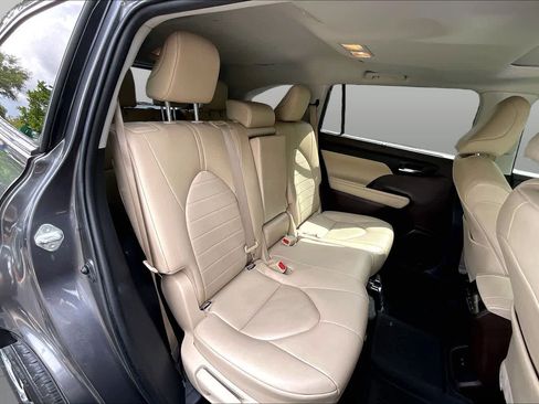 Used 2022 Toyota Highlander XLE FWD image 26