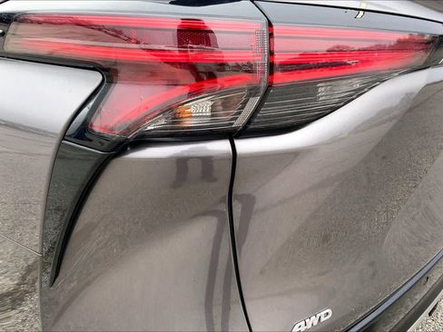 Used 2023 Toyota Sienna Platinum image 28