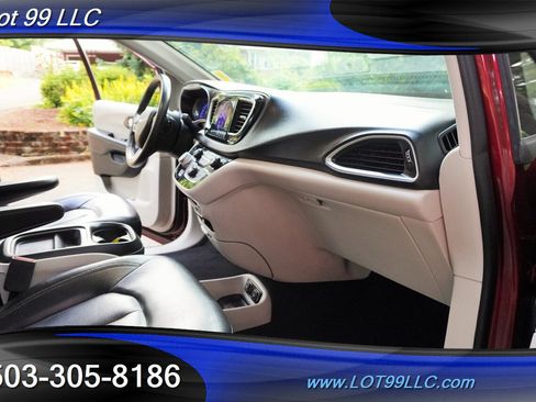 Used 2017 Chrysler Pacifica Touring-L FWD image 17