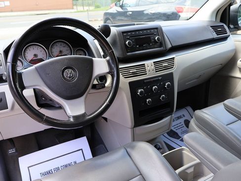 Used 2010 Volkswagen Routan SE FWD image 19