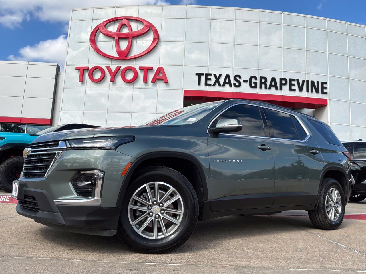 Used 2023 Chevrolet Traverse LT FWD image 2