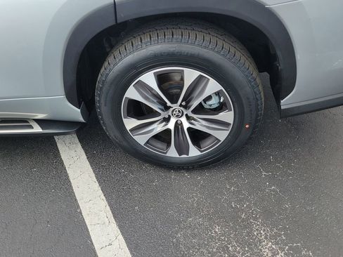 Used 2022 Toyota Highlander XLE image 5