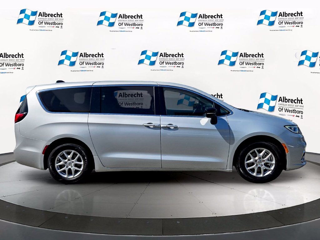Used 2024 Chrysler Pacifica Touring-L FWD image 6