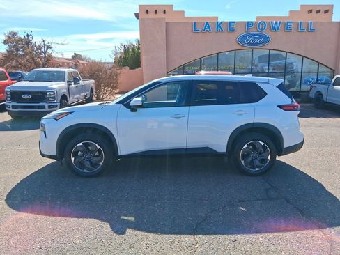 Used 2024 Nissan Rogue SV image 2