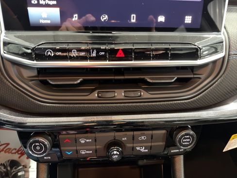 New 2026 Jeep Compass Latitude AWD/4WD image 32