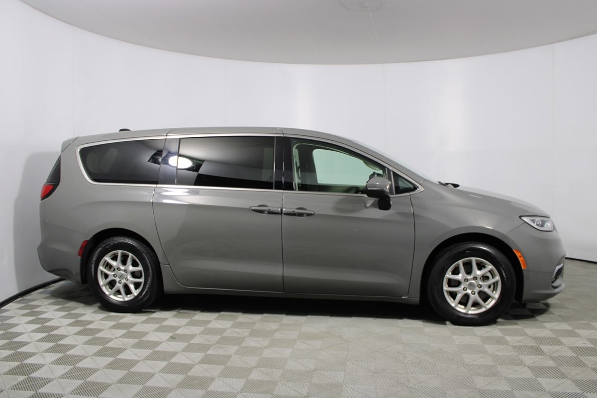 Used 2023 Chrysler Pacifica Touring-L FWD image 31
