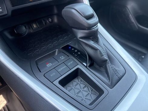 Used 2022 Toyota RAV4 XLE w/ Convenience Package image 30