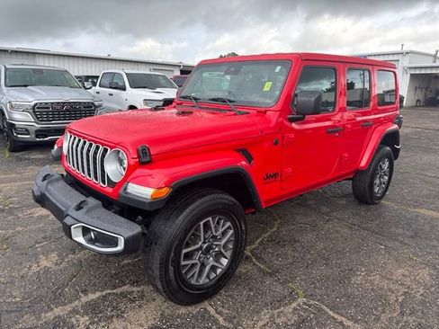 Used 2025 Jeep Wrangler Unlimited Sahara AWD/4WD image 7