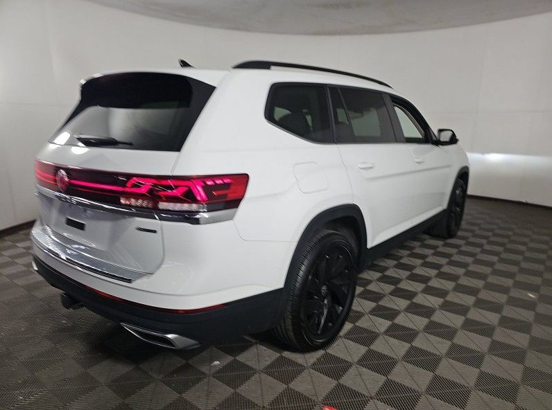 Used 2024 Volkswagen Atlas SE AWD/4WD image 3