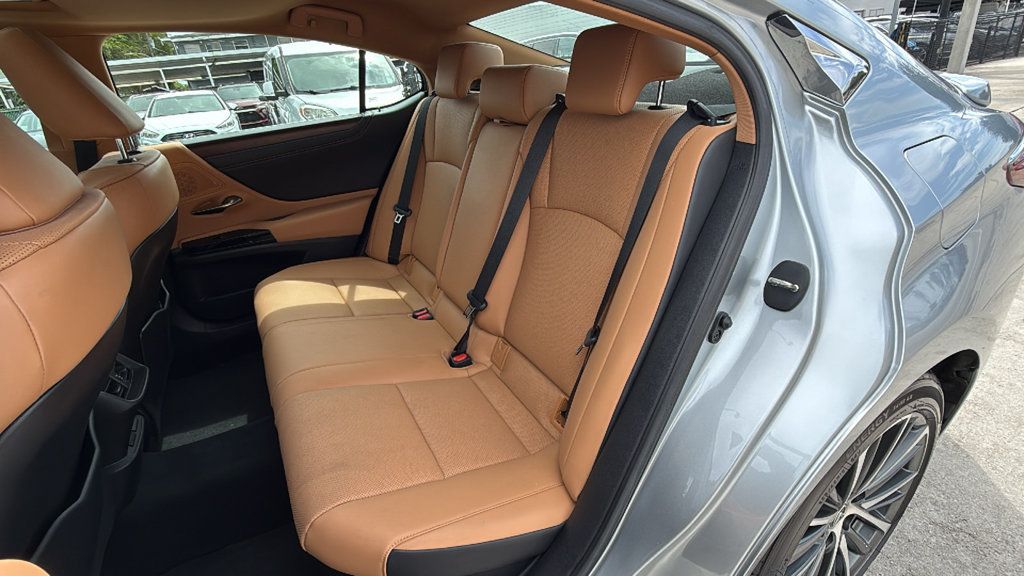 Used 2023 Lexus ES 300h w/ Premium Package FWD image 25