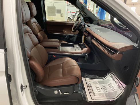 Used 2026 Lincoln Navigator L Reserve AWD/4WD image 4