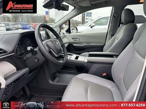 Used 2023 Toyota Sienna Limited image 17