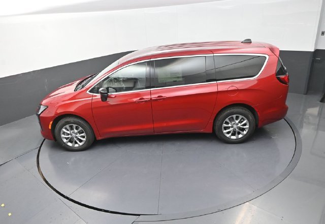 New 2027 Chrysler Pacifica Select AWD/4WD image 13