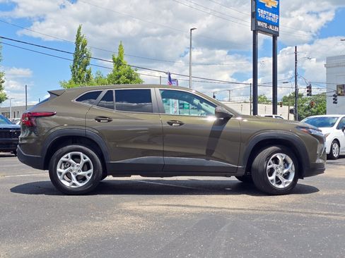 Used 2024 Chevrolet Trax LS w/ LS Convenience Package FWD image 21