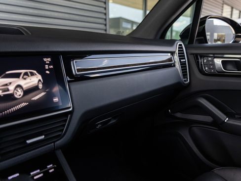 Certified 2023 Porsche Cayenne AWD/4WD image 31