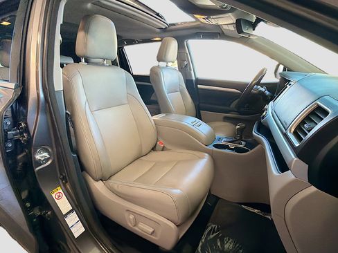 Used 2017 Toyota Highlander XLE image 35