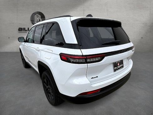 New 2025 Jeep Grand Cherokee Altitude image 9