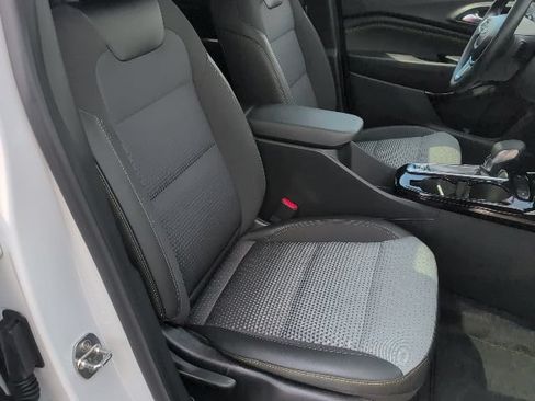 Used 2024 Chevrolet Trax LT w/ Sunroof Package FWD image 40