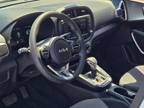 Used 2025 Kia Soul LX w/ LX Technology Package FWD image 22