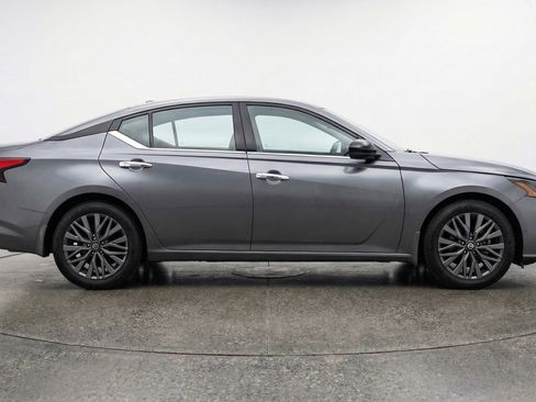 Used 2025 Nissan Altima 2.5 SV FWD image 11