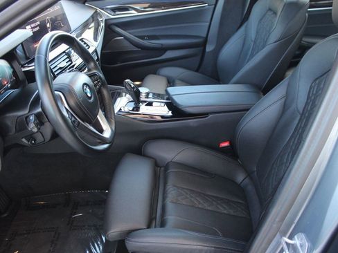 Used 2023 BMW 530i w/ Premium Package image 5