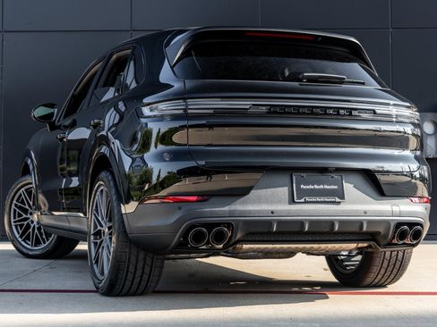 Certified 2025 Porsche Cayenne image 3