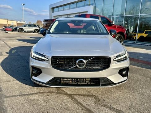 Used 2022 Volvo S60 B5 Inscription image 2