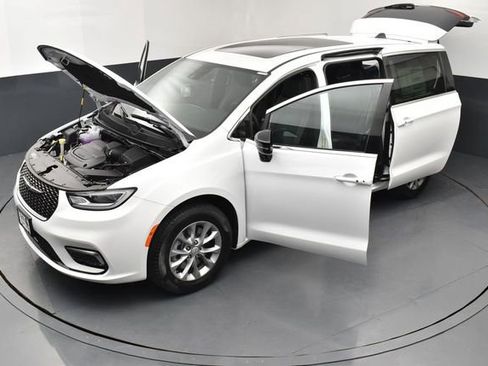 New 2026 Chrysler Pacifica Select AWD/4WD image 27