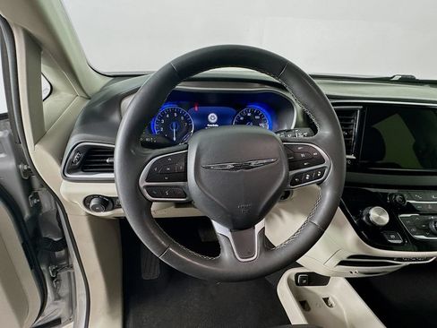 Used 2024 Chrysler Pacifica Touring-L FWD image 12