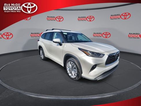 New 2026 Toyota Highlander Platinum image 2