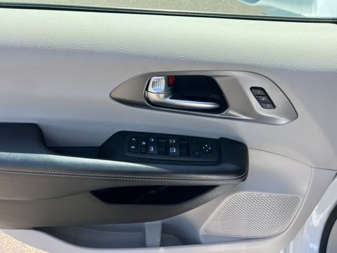 Used 2022 Chrysler Pacifica Touring-L FWD image 11