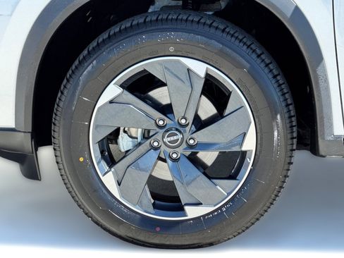 Used 2025 Nissan Rogue SV AWD/4WD image 11