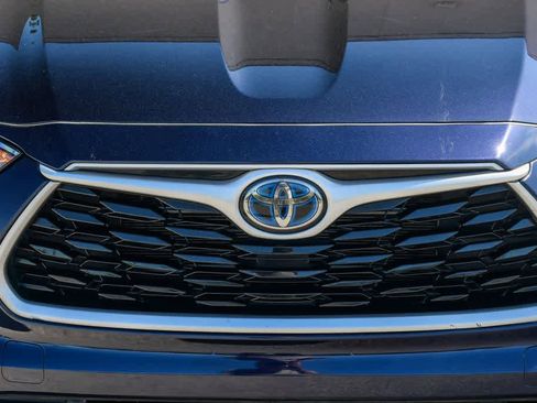 Used 2023 Toyota Highlander XLE image 5