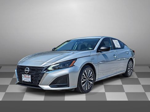 Used 2025 Nissan Altima 2.5 SV FWD image 3
