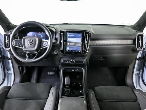 Certified 2025 Volvo XC40 B5 Plus image 17