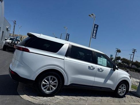 Used 2023 Kia Carnival LX FWD image 2