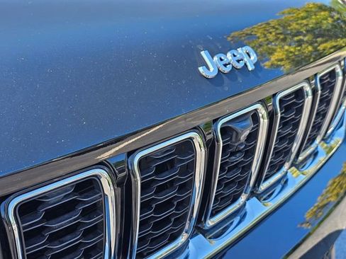Used 2023 Jeep Grand Cherokee Limited w/ Luxury Tech Group II AWD/4WD image 4