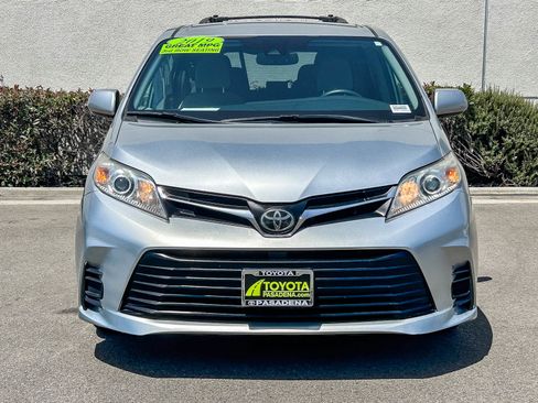 Used 2019 Toyota Sienna LE w/ Carpet Mat Package FWD image 2