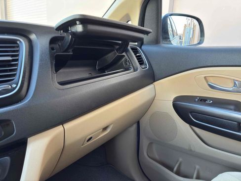 Used 2015 Kia Sedona LX w/ LX Convenience Package FWD image 30