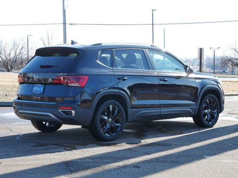 Certified 2022 Volkswagen Taos SE image 7