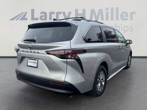 Certified 2023 Toyota Sienna LE FWD image 5